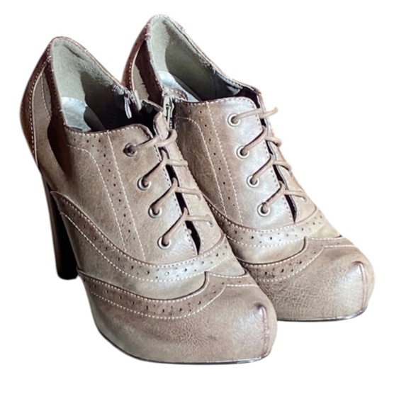 NWOT Brown Oxford Pumps by Guess size 6 Lace up Heel Work Party Classy - Picture 1 of 9